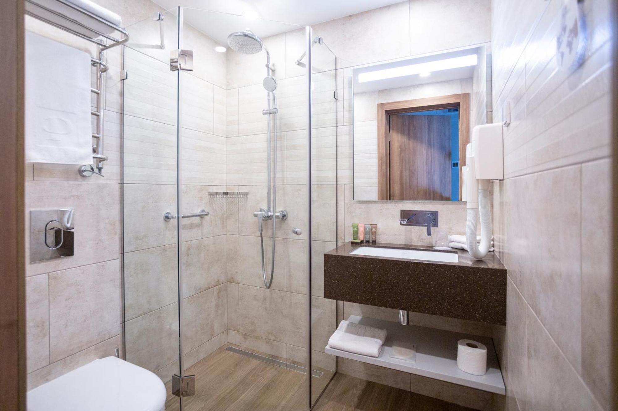 Premier Hotel Odessa Zimmer foto A shower enclosure